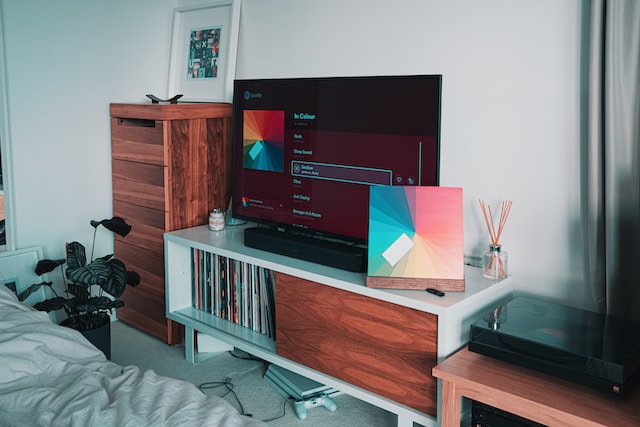 Iluminando el living: potencia tu rack para tv y eleva tus espacios interiores